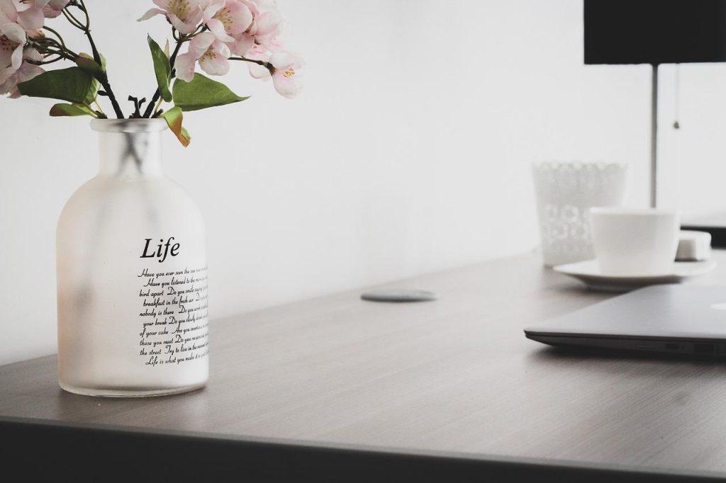 Inspiratie voor woninginrichting in Arnhem met natuurlijke materialen, groene accenten en lokale kunstwerken