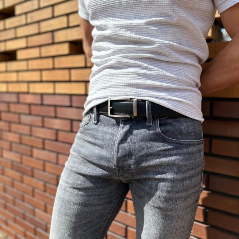 Highbuckle zwarte riem zonder gaatjes met magnetisch sluitmechanisme voor perfecte pasvorm
