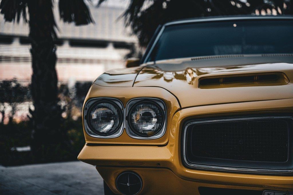 Illustratie die de evolutie van autoreparatie en onderhoud toont, van klassieke werkplaatsen tot moderne garagetechnologie