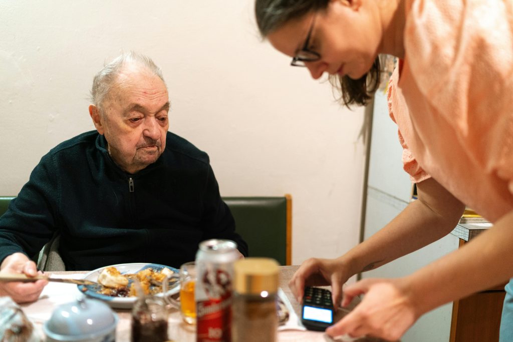 Zorgverlener werkt als detacheerder in de zorg met aandacht voor patiëntenzorg en teamwerk